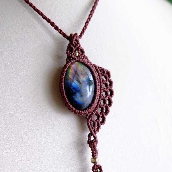 天使の羽 ラブラドライトとカット水晶 マクラメ編みペンダント