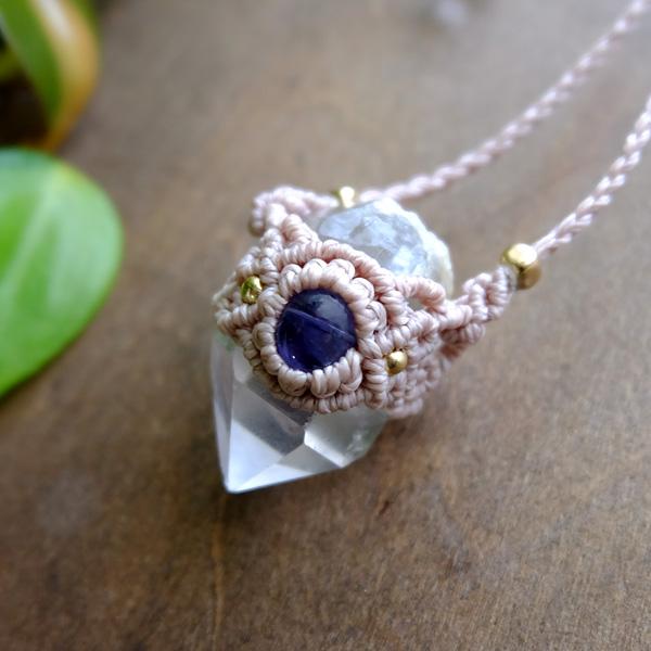 ルチルクォーツ＆アイオライトのマクラメ編みネックレス ペンダント