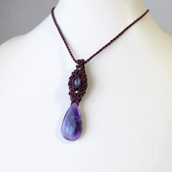 ファントムアメジスト （インド産）・マガダスカルローズ・エメラルド（コロンビア産） リバーシブル マクラメ編みペンダントネックレス 3151 |  | 06