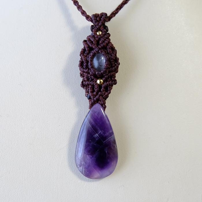 ファントムアメジスト （インド産）・マガダスカルローズ・エメラルド（コロンビア産） リバーシブル マクラメ編みペンダントネックレス 3151 |  | 07
