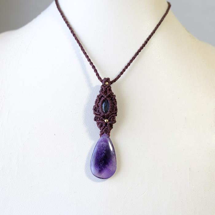 ファントムアメジスト （インド産）・マガダスカルローズ・エメラルド（コロンビア産） リバーシブル マクラメ編みペンダントネックレス 3151 |  | 08