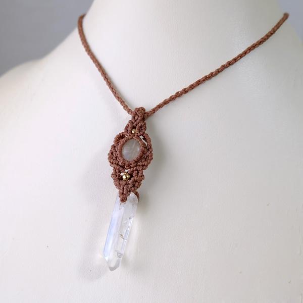 水晶ポイント原石・ルチルクォーツ（ブラジル産）マクラメ編み