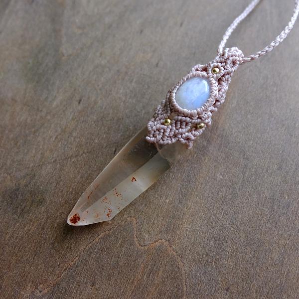 タンジェリンレムリアンクォーツ 原石ポイント（ブラジル産）・ムーンストーン（6月誕生石）マクラメペンダントネックレス　男女兼用可アクセサリー 3511 |  | 02