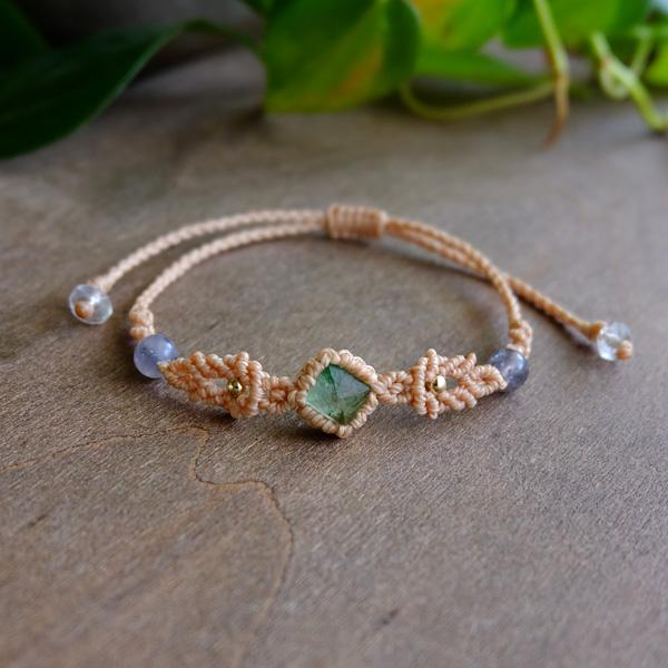 エメラルド（コロンビア産）・アイオライト マクラメ編みブレスレット  