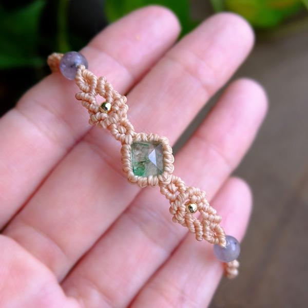 エメラルド（コロンビア産）・アイオライト マクラメ編みブレスレット  