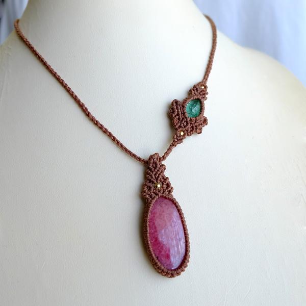 ロードナイト（インド産）・エメラルド（コロンビア産） マクラメ編み