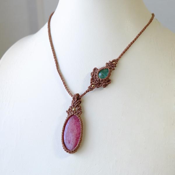 ロードナイト（インド産）・エメラルド（コロンビア産） マクラメ編み