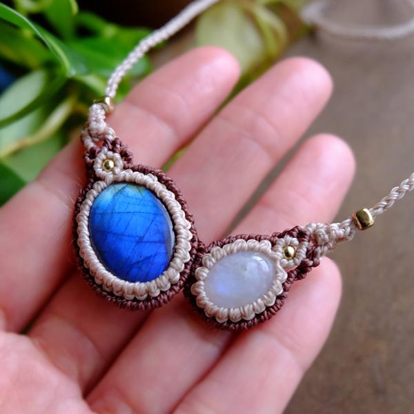 ラブラドライト・ムーンストーンのマクラメネックレス ラブラドライト ムーンストーン マクラメネックレス | Handmade