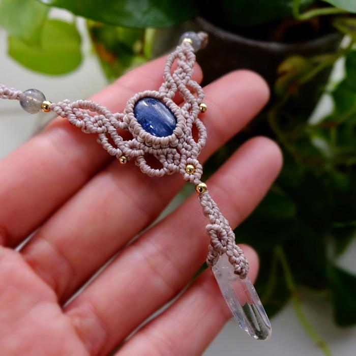 カイヤナイト（ネパール産）・水晶ポイント（ブラジル産） マクラメ