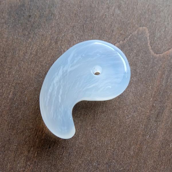 長崎県平戸産 国産勾玉カルセドニー（玉髄） 約33×21×8mm 天然石まが