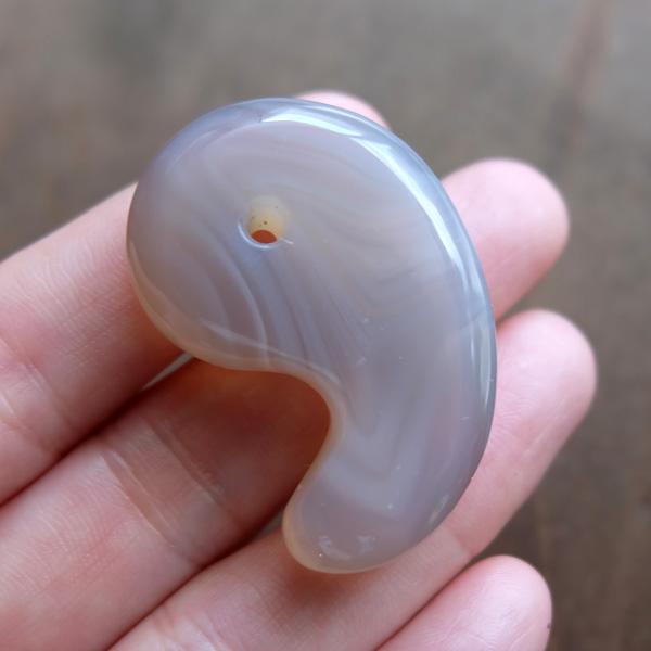 長崎県平戸産 国産めのう （瑪瑙）勾玉 天然石 約40×27×11mm まがたま