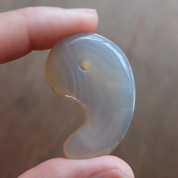 長崎県平戸産 国産めのう （瑪瑙）勾玉 天然石 約40×27×11mm まがたま