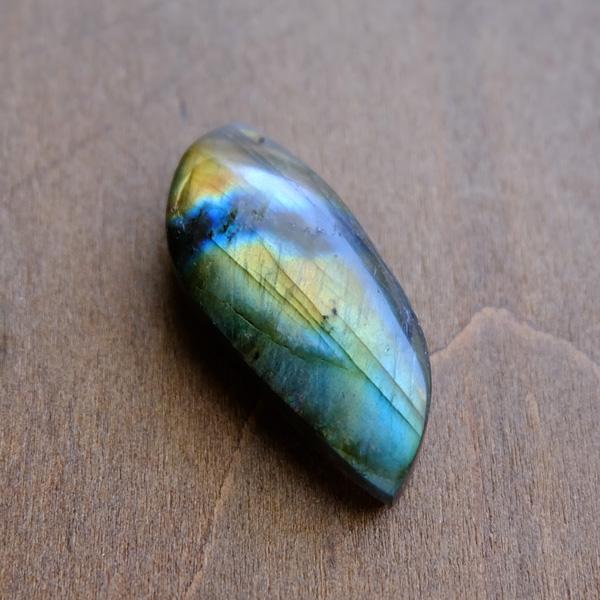 ゴールドに輝くラブラドライト（マダガスカル産）約39×16×9mm 天然石