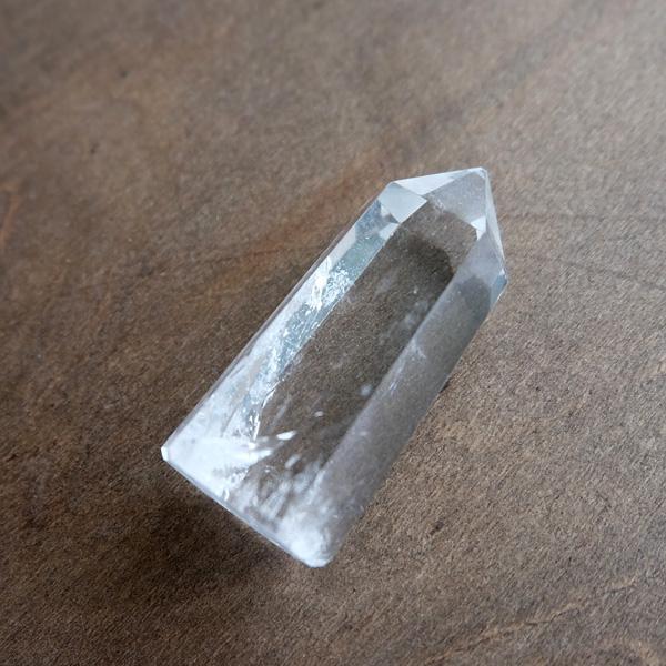 ブラジル産 水晶ポイント原石 六角柱（約50x21x16mm）置物・浄化