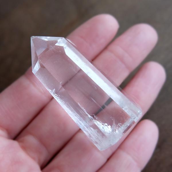 ブラジル産 水晶ポイント原石 六角柱（約50x21x16mm）置物・浄化