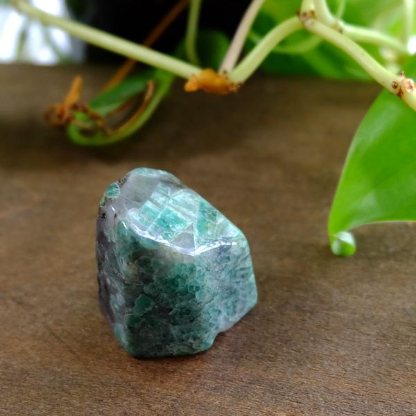エメラルド原石 （ブラジル産）約24x24x18mm　5月誕生石 鉱物コレクション 置き石・浄化・インテリア・プレゼント・コレクション　g0200の画像