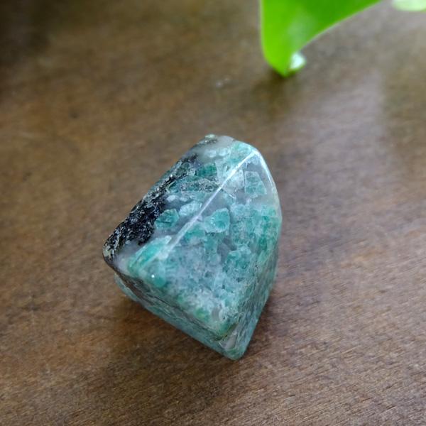 エメラルド原石 （ブラジル産）約24x24x18mm　5月誕生石 鉱物コレクション 置き石・浄化・インテリア・プレゼント・コレクション　g0200の画像