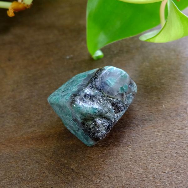 エメラルド原石 （ブラジル産）約24x24x18mm　5月誕生石 鉱物コレクション 置き石・浄化・インテリア・プレゼント・コレクション　g0200の画像