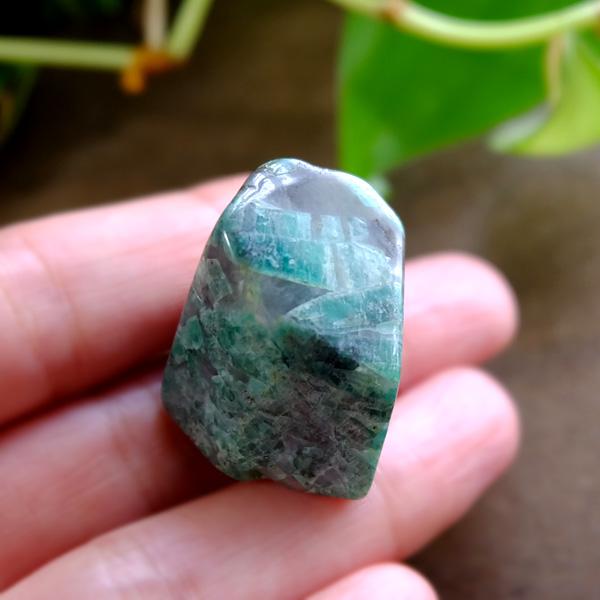 エメラルド原石 （ブラジル産）約24x24x18mm　5月誕生石 鉱物コレクション 置き石・浄化・インテリア・プレゼント・コレクション　g0200の画像