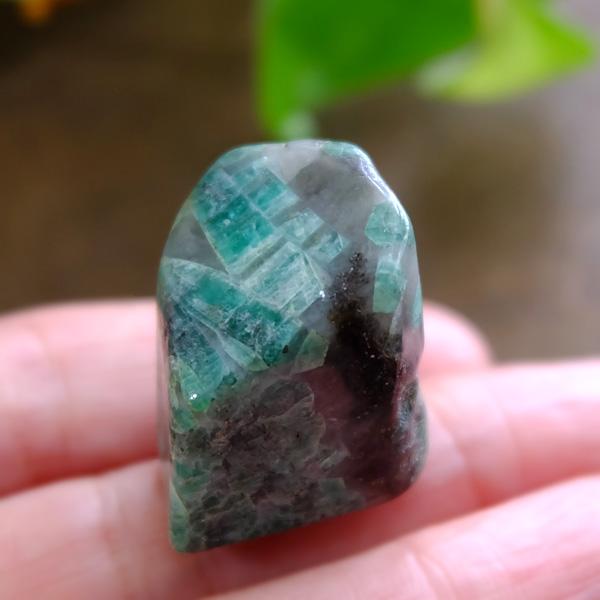 エメラルド原石 （ブラジル産）約24x24x18mm　5月誕生石 鉱物コレクション 置き石・浄化・インテリア・プレゼント・コレクション　g0200の画像