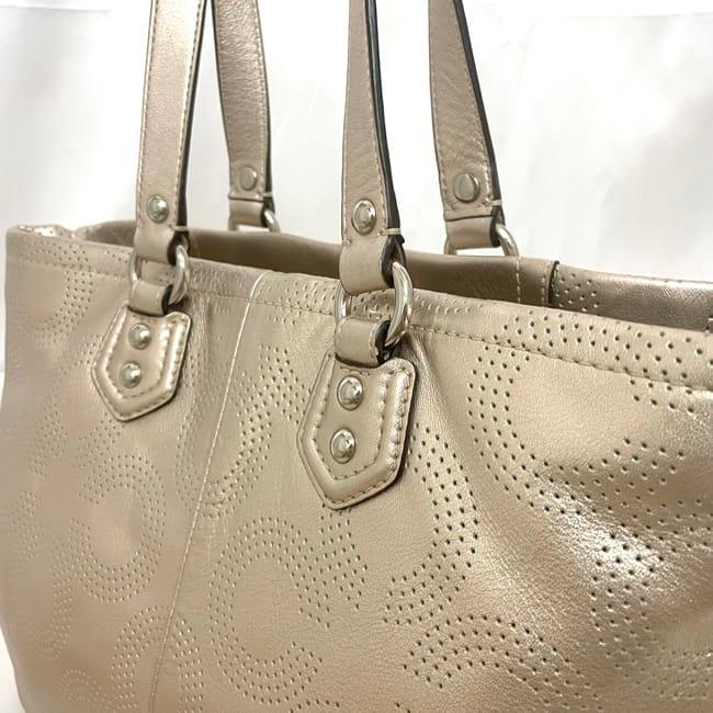 コーチ トートバッグ ec-23165 シャンパンゴールド オプアート F23603 美品 レザー 中古 COACH 軽い パンチング ロゴ チャーム付 定番 人気 女性 レディース トート バッグ 鞄 革 通勤 通学 仕事 ビジネス シンプル お洒落 高級感 上品 ブランド 本物 鑑定済み COACH（コーチ） トートバッグ ec-23165 シャンパンゴールド