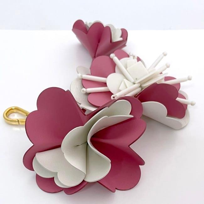 ミュウミュウ バッグチャーム ec-23507 ピンク ホワイト 5TL165 美品 レザー 中古 miu miu フラワー 花 モチーフ キーホルダー チャーム キーリング 定番 人気 箱付き 箱 革 可愛い レディース 小物 雑貨 お洒落 シンプル 高級感 上品 ブランド 本物 鑑定済み miu miu（ミュウミュウ） バッグチャーム ec-23507 ピンク ホワイト