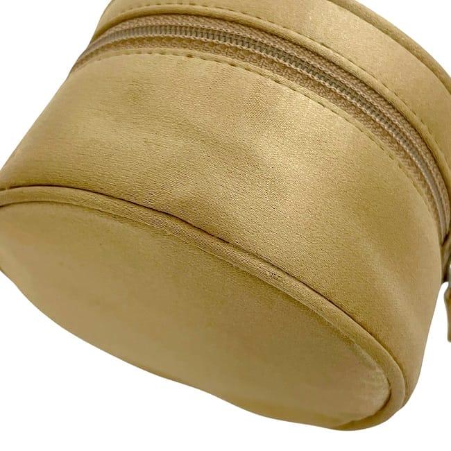 プラダ ポーチ ec-23827 ゴールド 美品 サテン 中古 PRADA ラウンド 金色 丸型 レア ファスナー ヴィンテージ メンズ レディース 小物入れ ミラー付き 男女兼用 ホルダー コスメ 化粧品 シンプル 三角 ロゴ プレート 金具 ブランド 本物 鑑定済み PRADA（プラダ） ポーチ ec-23827 ゴールド 美品 サテン 中古 ラウンド