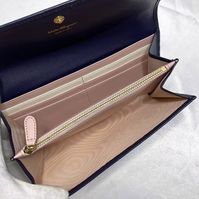 新品同様　フェラガモ　ガンチーニ　長財布　ネイビー FERRAGAMO サルヴァトーレ フェラガモ 二つ折り 長財布 ネイビー