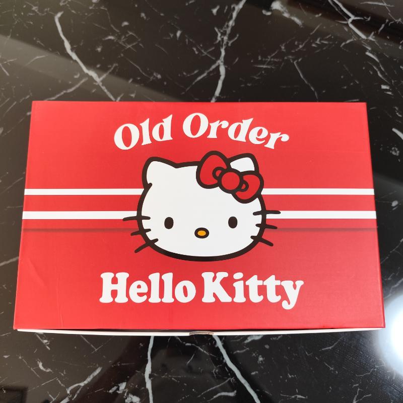 kitty　7月 Hello Kitty Drops Trademark Red Color for 'Refreshing' Light