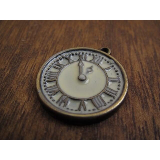 チャーム パーツ アクセサリー 1個 金古美 手芸 アリスの懐中時計 ベージュ 手芸 C 84 手芸のfairylace 通販 Yahoo ショッピング