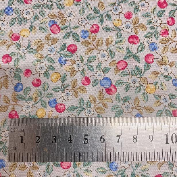 ブロードプリント生地 さくらんぼと小花 ミニ柄 チェリー 木の実