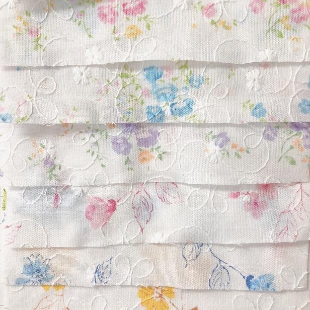 刺繍生地 花とツタ刺繍+花柄プリント 花柄 手芸 インテリア 刺繍生地 花とツタ刺繍+花柄プリント 花柄 手芸 インテリア