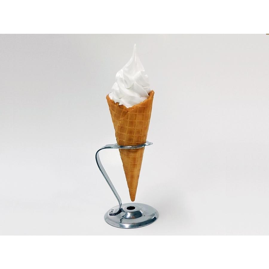 ワッフルソフト・バニラ（コーン立てあり） 食品サンプル