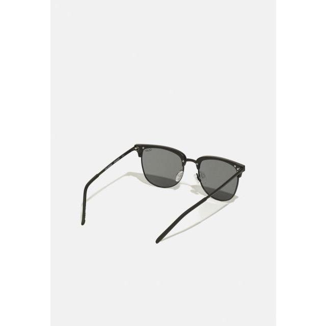 定番入荷 ユニセックス サングラス EVASIVE Sunglasses matte black 財布、帽子、ファッション小物