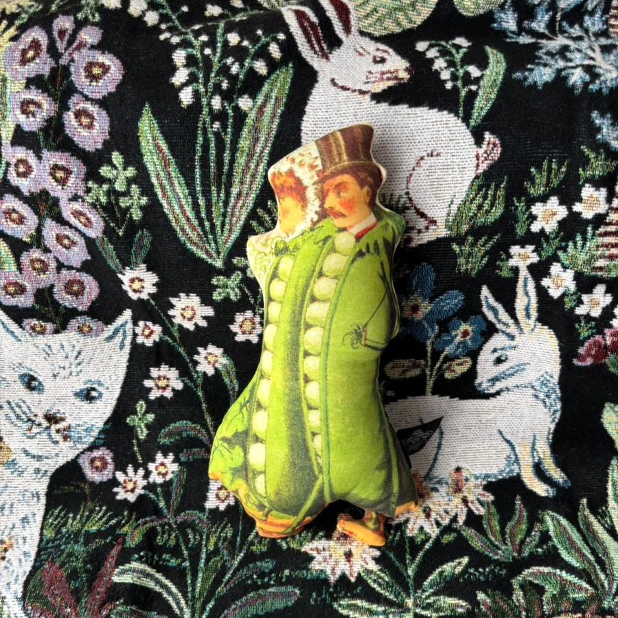 ジョン・デリアン ピース・イン・ア・ポッド・ピロウ さやえんどう豆の