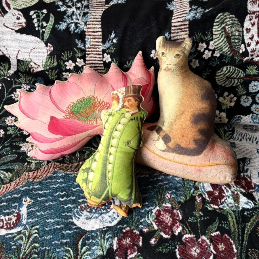 ジョン・デリアン ロータス・ピロウ 蓮の花のピロークッション