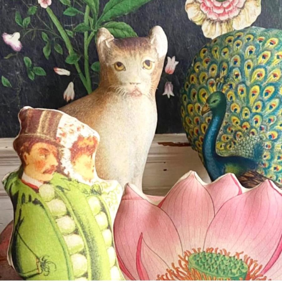 ジョン・デリアン キャット・ピロウ 茶虎猫のピロークッション