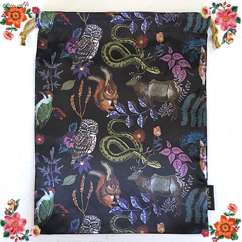 ナタリー・レテ サテン・ドローストリングポーチ フォレスト 森の動物