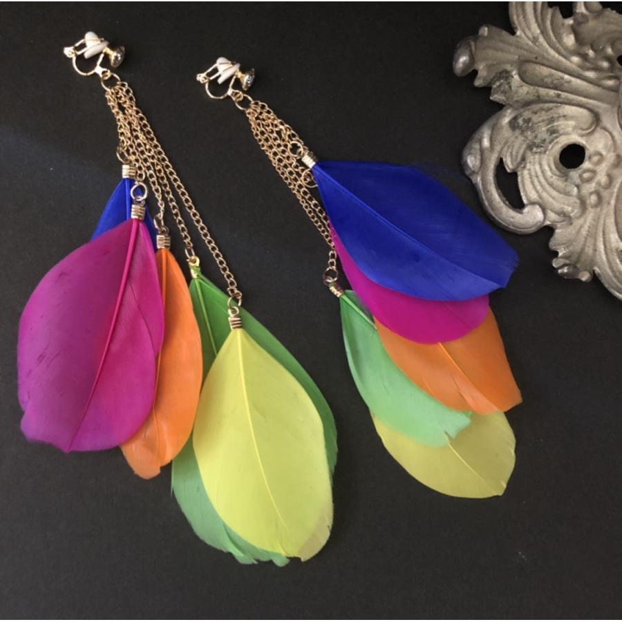 ハンドメイド☆カラフルフェザーの大ぶりロングイヤリング♪夏フェス