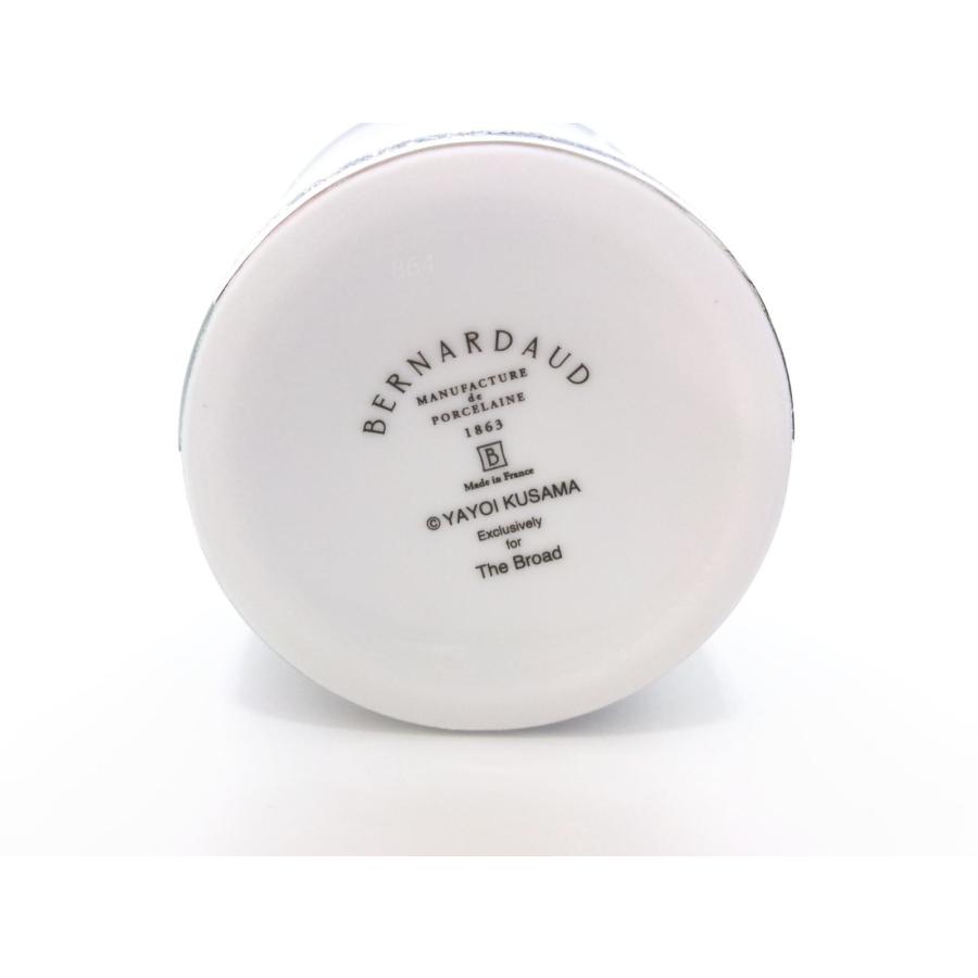 I Spend Each Day Embracing Flowers by Yayoi Kusama（草間彌生