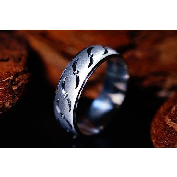 風車型両刃剣モチーフ 銀光沢鏡面仕上げ ラウンド彫り キャッツアイ