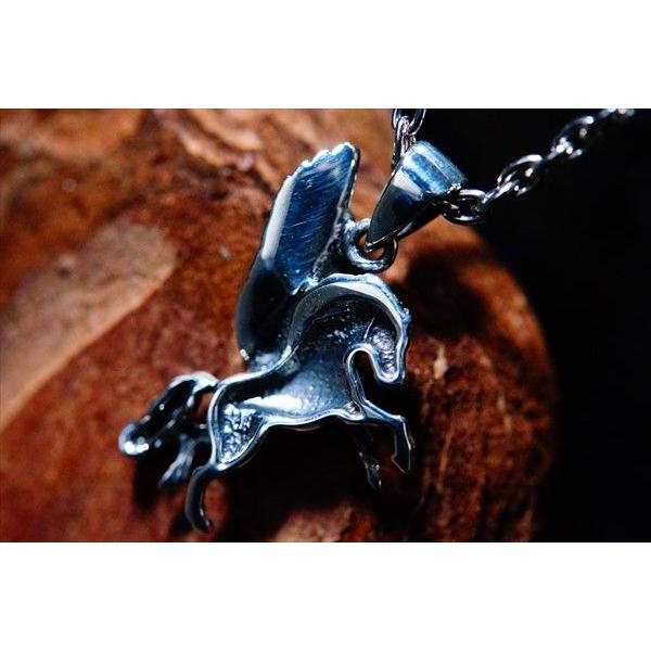 飛び立つペガサス(天馬)モチーフ 羽ばたく翼&長い尾デザイン シルバー