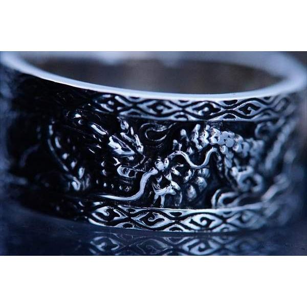 龍神 龍 ドラゴン 立体彫り 重厚 フラットバンド メンズリング 黒燻し