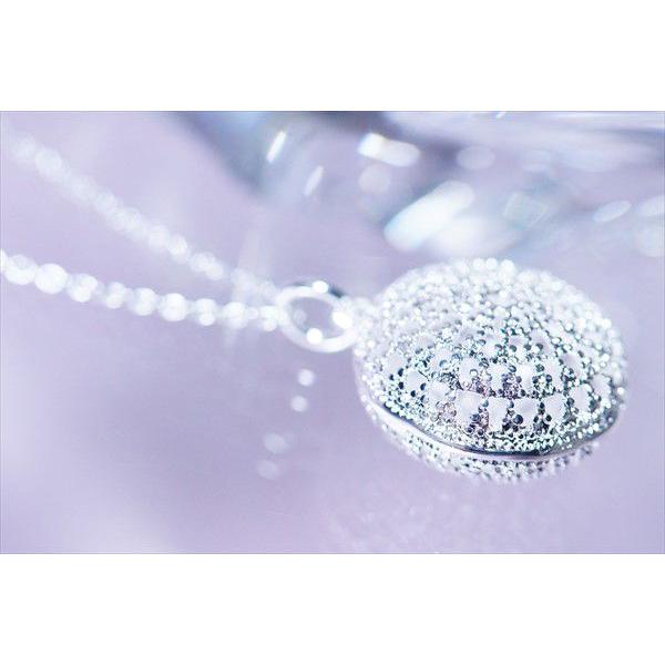 放射状模様の金属製ペンダント