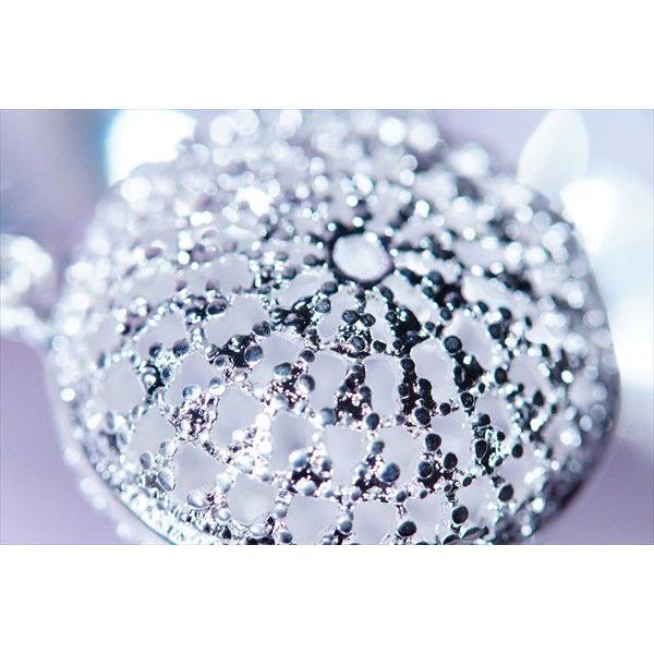 放射状模様の金属製ペンダント