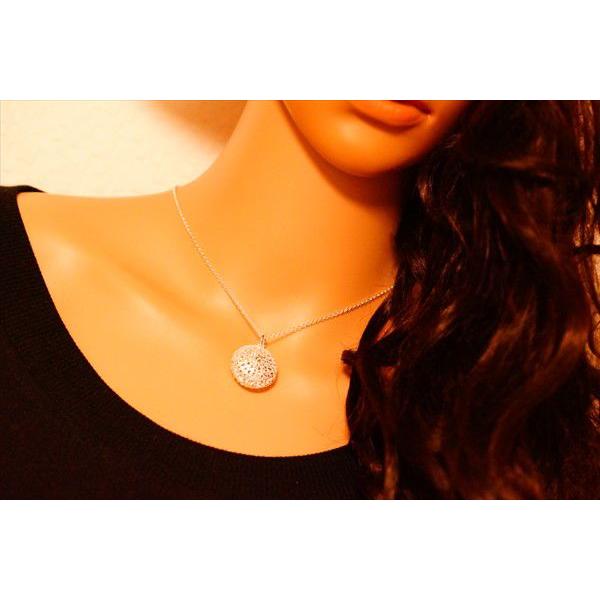 放射状模様の金属製ペンダント