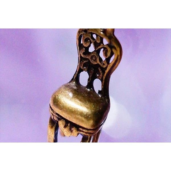 椅子(チェアー)モチーフ アラベスク(ツタ柄)透かし彫りデザイン