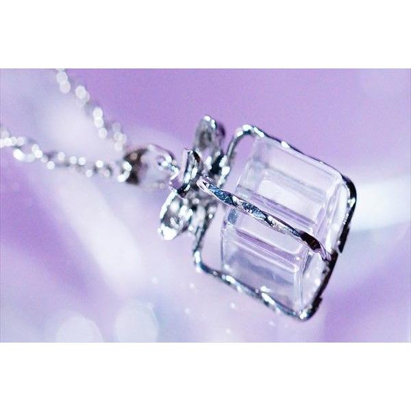 リボン付きプレゼントboxデザイン キューブ型クリアレジン 透明樹脂 装飾 レディース ペンダント ネックレス あずきチェーン付き B 2325 アクセサリー通販 Farice 通販 Yahoo ショッピング