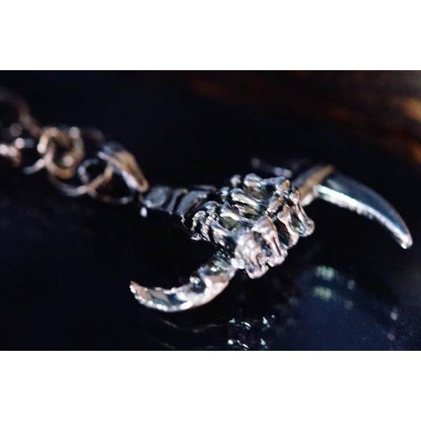 ピッケル(アイス・アックス)を握るスカルハンド(骸骨の手)デザイン