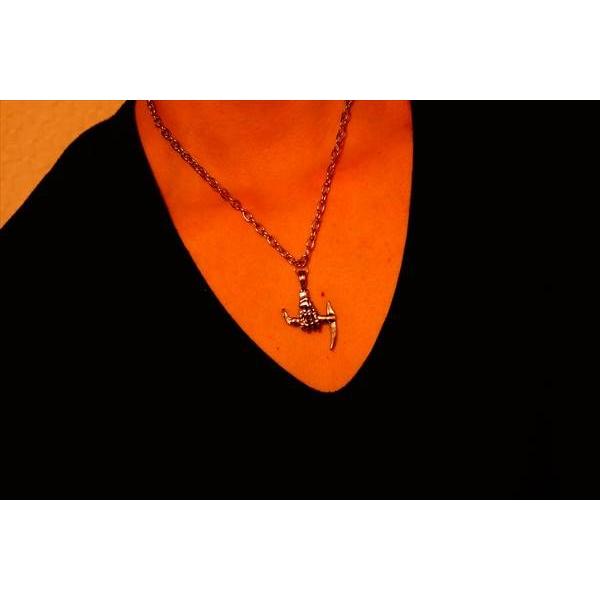 ピッケル(アイス・アックス)を握るスカルハンド(骸骨の手)デザイン